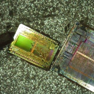 Integrated Circuits.
Decapped die!